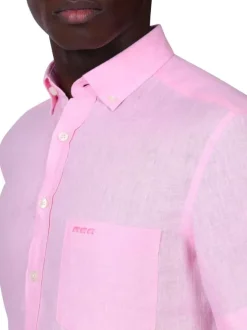 Chemise en lin rose unie avec une coupe droite et un col boutonné