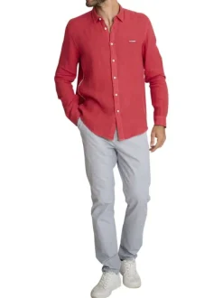 Chemise en lin rouge à coupe droite pourvue d'un col à revers