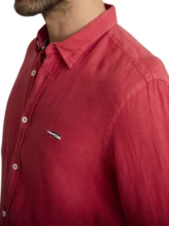 Chemise en lin rouge à coupe droite pourvue d'un col à revers