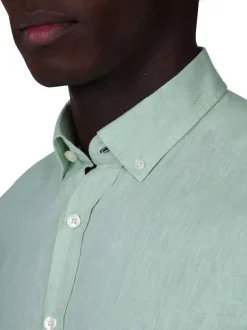 Chemise en lin vert d'eau unie avec une coupe droite et un col boutonné