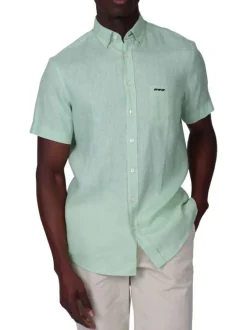 Chemise en lin vert d'eau unie avec une coupe droite et un col boutonné