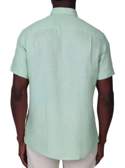 Chemise en lin vert d'eau unie avec une coupe droite et un col boutonné