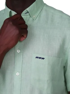 Chemise en lin vert d'eau unie avec une coupe droite et un col boutonné
