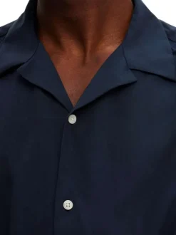 Chemise hawaïenne bleue marine unie à coupe droite avec un col ouvert à revers