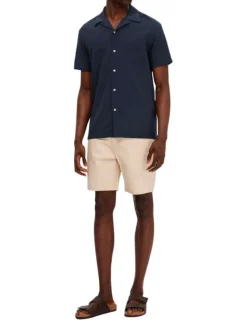 Chemise hawaïenne bleue marine unie à coupe droite avec un col ouvert à revers