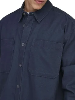 Chemise indigo unie en coton avec une coupe droite et un col à revers
