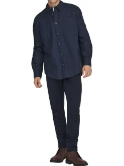 Chemise indigo unie en coton avec une coupe droite et un col à revers
