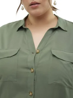 Chemise kaki à coupe droite pourvue d'un col v à revers et de manches courtes
