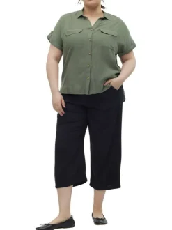 Chemise kaki à coupe droite pourvue d'un col v à revers et de manches courtes