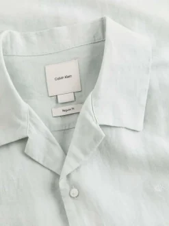 Chemise à manches courtes en lin blanche unie avec un col cubain