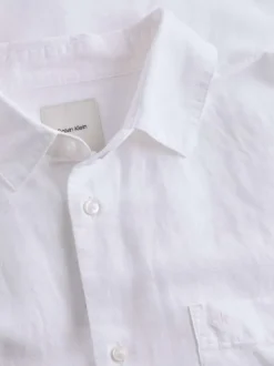 Chemise à manches longues en lin blanche unie à coupe droite avec une poche