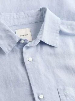 Chemise à manches longues en lin bleue ciel unie à coupe droite avec une poche