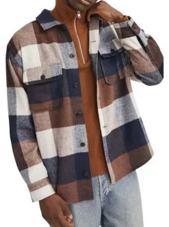 Chemise marine à carreaux avec une coupe droite et un col à revers