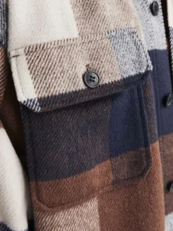 Chemise marine à carreaux avec une coupe droite et un col à revers