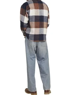 Chemise marine à carreaux avec une coupe droite et un col à revers