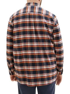 Chemise marine à carreaux avec une coupe regular fit et un col français
