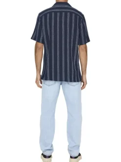Chemise marine à rayures avec une coupe droite et un col à revers