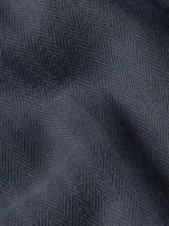 Chemise marine unie avec une col français et une coupe droite