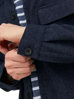 Chemise marine unie avec une coupe droite et à manches longues