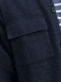 Chemise marine unie avec une coupe droite et à manches longues