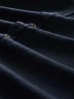 Chemise marine unie pourvue de manches courtes et d'un col français