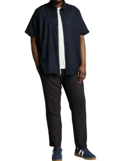 Chemise marine unie pourvue de manches courtes et d'un col français