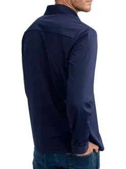 Chemise marine unie pourvue d'un col français et d'une coupe slim