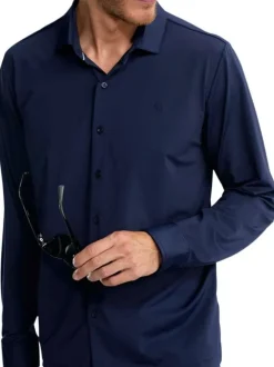 Chemise marine unie pourvue d'un col français et d'une coupe slim