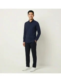 Chemise marine unie pourvue d'une coupe droite et des manches longues