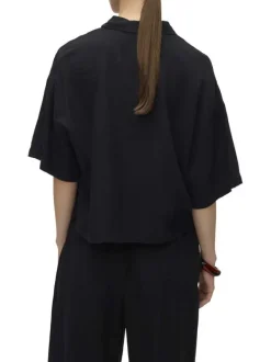 Chemise noire à coupe ajustée pourvu d'un col à revers et de manches 3/4