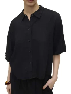 Chemise noire à coupe ajustée pourvu d'un col à revers et de manches 3/4