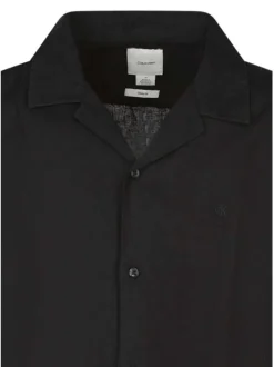 Chemise noire à coupe droite pourvue d'un col cubain et de manches courtes