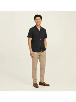 Chemise noire en crochet pourvue d'un col cubain et de manches courtes