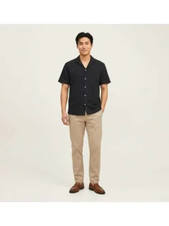 Chemise noire en crochet pourvue d'un col cubain et de manches courtes