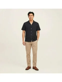 Chemise noire en crochet pourvue d'un col cubain et de manches courtes
