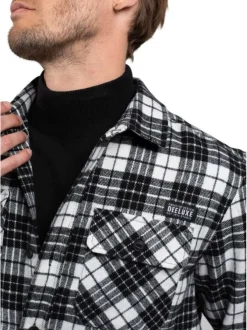 Chemise noire et blanche à carreaux coupe regular fit avec 2 poches et patchs cousus