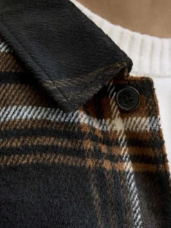 Chemise noire et orange rayée avec une coupe droite et des manches longues