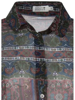 Chemise noire fleurie avec une coupe ample col italien et à manches longues