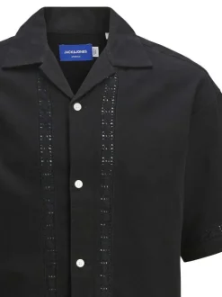 Chemise noire unie avec une coupe droite à col français et des boutons