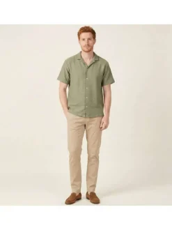 Chemise olive en crochet pourvue d'un col cubain et de manches courtes