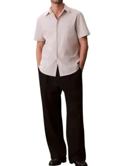Chemise à rayures verticales en coton beige pourvue d'un col à revers