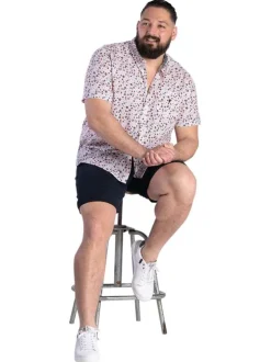 Chemise rose avec une coupe droite et un col français à manches courtes