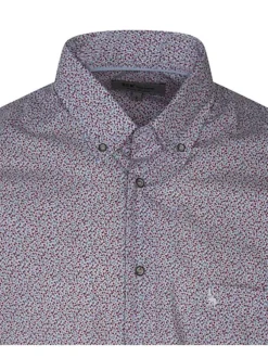 Chemise rouge fleurie avec une coupe droite et un col américain