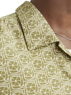 Chemise tilleul imprimé avec une coupe droite à col français