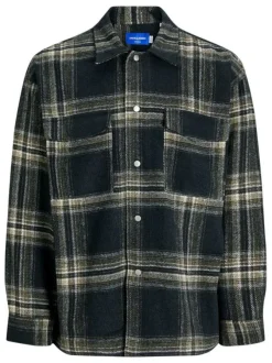 Chemise verte à carreaux avec une coupe droite et des manches longues