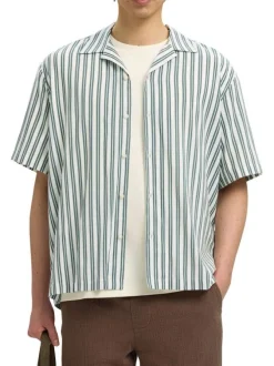 Chemise vert uni avec une coupe droite et des manches courtes