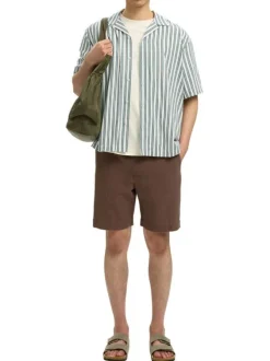 Chemise vert uni avec une coupe droite et des manches courtes
