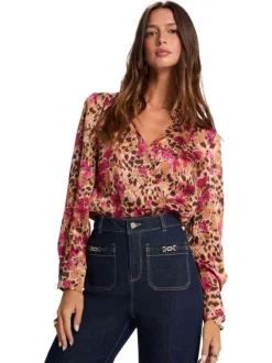 Chemisier beige à motifs fleuris avec un col à rabats et cache coeur
