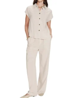 Chemisier beige uni avec une coupe droite et un col à revers