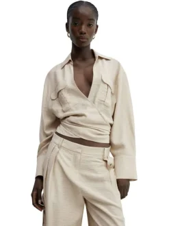 Chemisier beige uni avec une coupe droite et un col v à manches longues